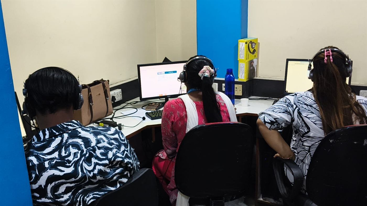 ARSTOX domestic calling team at their workstations